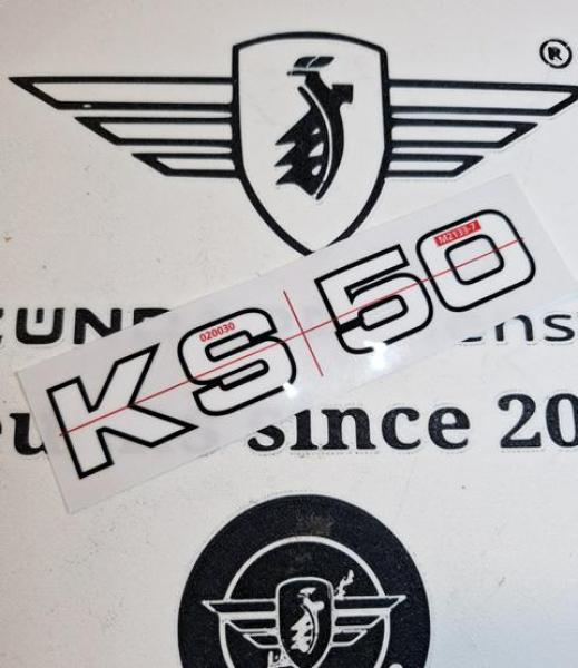 Zündapp Lackfilm Weiß/Schwarzer rand Seitendeckel " KS 50 " mit Fadenkreuz zum perfekten aufbringen ,Transfer 529-10.186